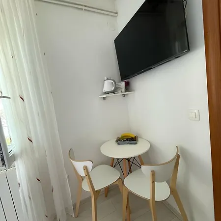 And Nika Πανσιόν Κόρτσουλα