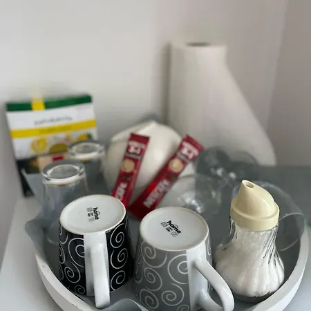 And Nika Πανσιόν Κόρτσουλα